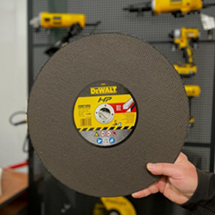 Sensitiva DeWALT amarilla y negra de uso doméstico y profesional. Producto abrasivo utilizado en soldaduras industriales. Auri, Rosario.