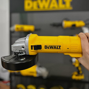 Amoladora DeWALT amarilla y negra de uso doméstico y profesional. Herramienta utilizada en soldaduras industriales. Auri, Rosario.
