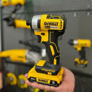 Llave impacto a batería DeWALT amarilla y negra de uso doméstico y profesional. Herramienta utilizada en soldaduras industriales. Auri, Rosario.