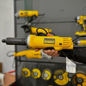 Torno recto DeWALT amarilla y negra de uso doméstico y profesional. Herramienta utilizada en soldaduras industriales. Auri, Rosario.